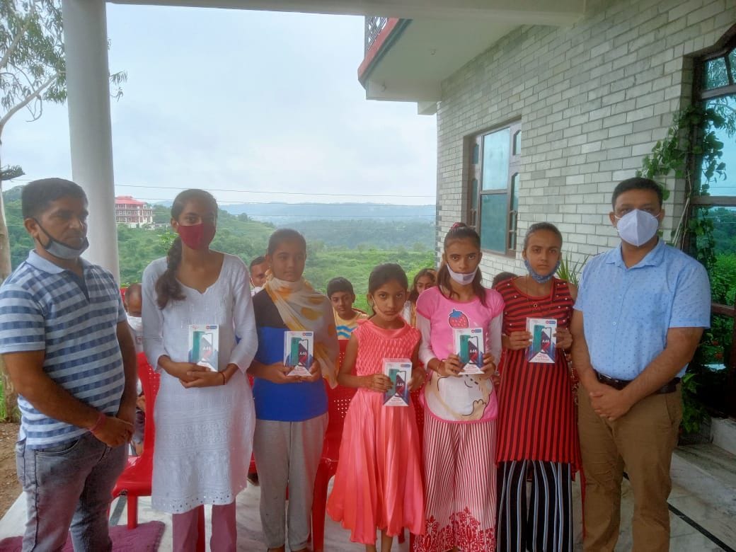 JNV alumni presented smartphones to poor girls on Rakshabandhan