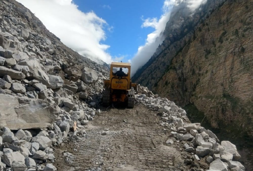 India-China border: Landslide stop on Malari highway and BRO Team starts clean Road