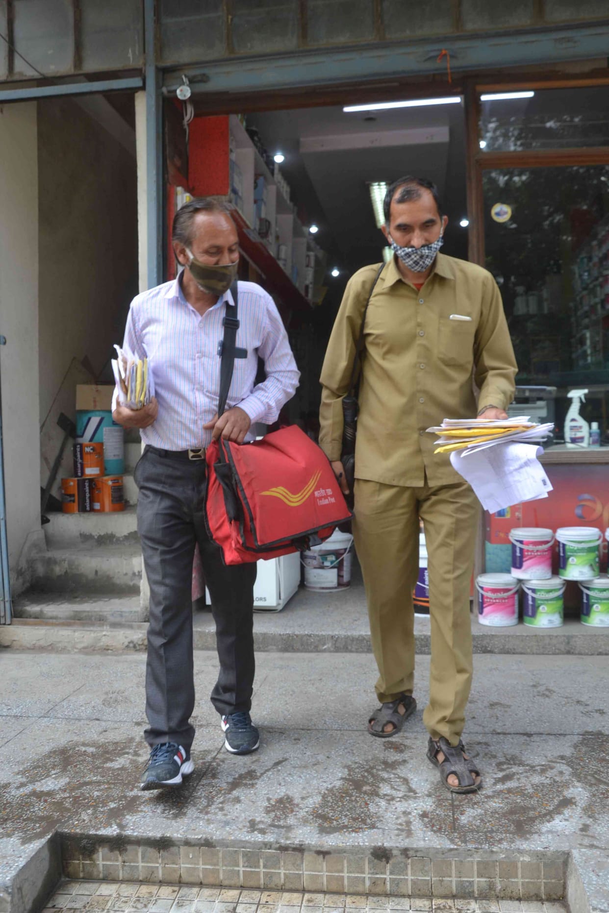 Postman delievers Rakhis on Sunday HRTC also providesfree transport to sisters in Solan
