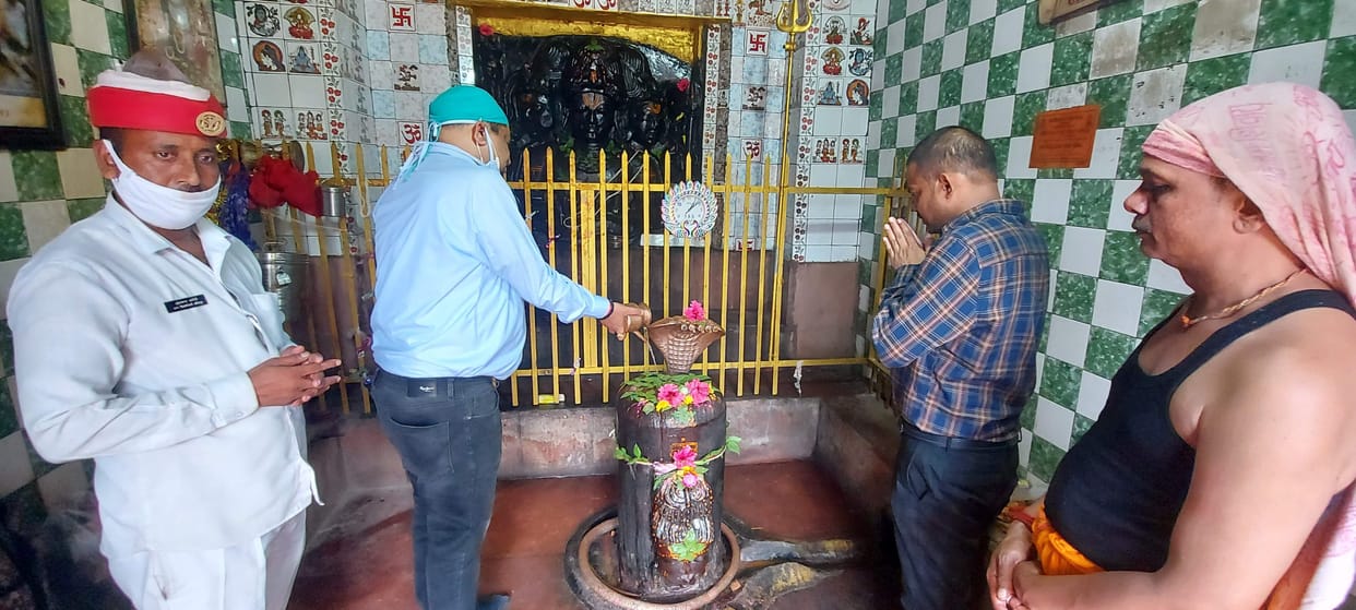 garbage in neenkantheshwar temple, adm angree
