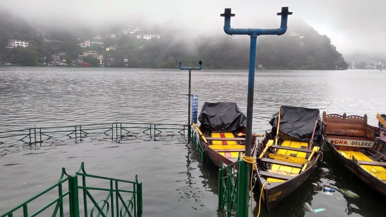 Water reached the stairs of Naini lake due to rain