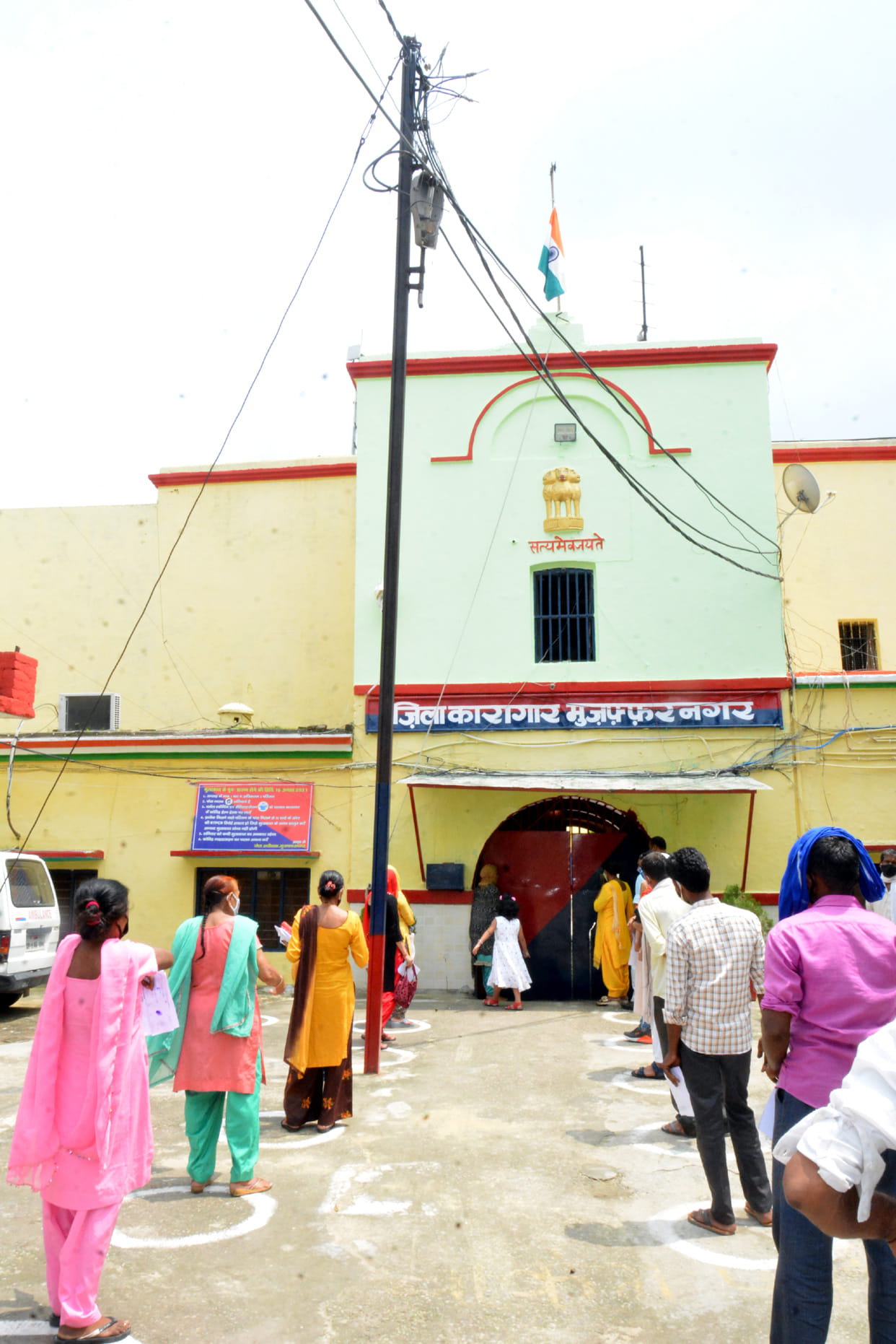 Sisters tied rakhi to the prisoners in the district jail