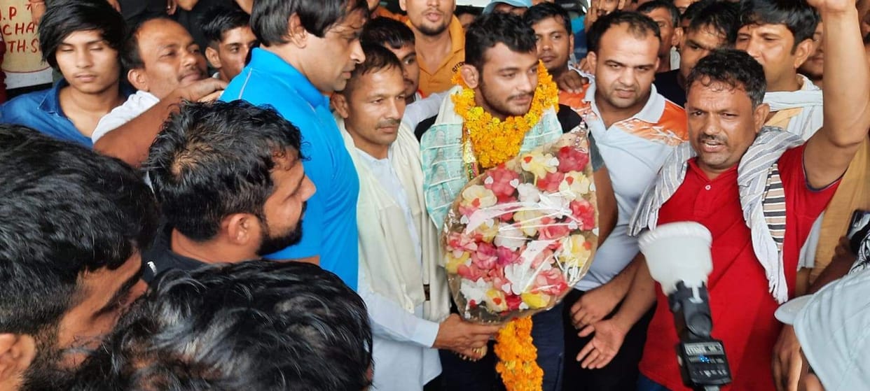 jhajjar bahadurgarh news,Wrestler Deepak Poonia was welcomed by the villagers with drums and drums