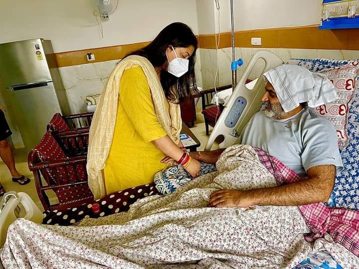 Smriti Irani tied rakhi to Balyan admitted in AIIMS