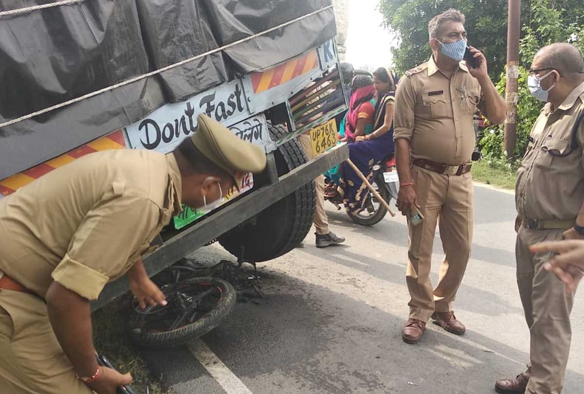 UP: horrific road accident in Farrukhabad, bike rammed into the truck, child and woman died