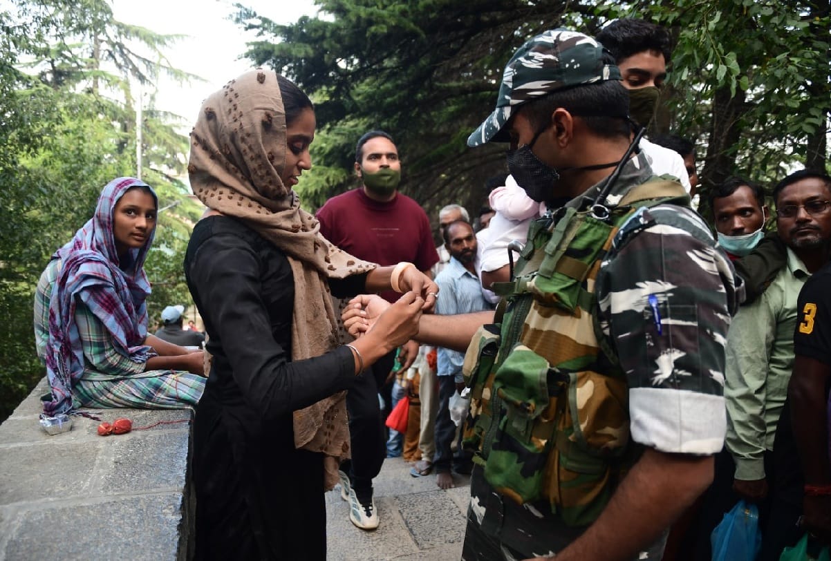 Raksha Bandhan Thousands of devotees visits Shankaracharya Temple on occasion of Raksha Bandhan and Security forces celebrated Rakshabandhan in jammu and kashmir
