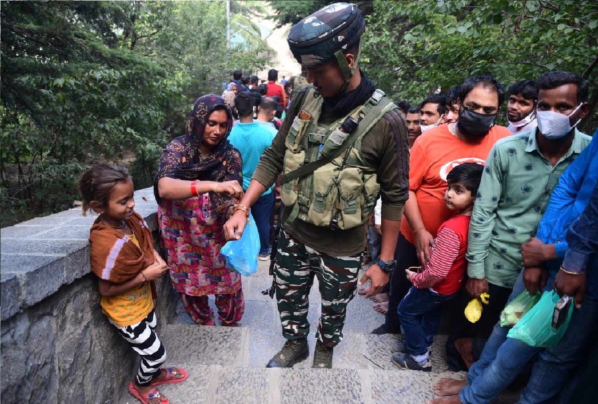 Raksha Bandhan Thousands of devotees visits Shankaracharya Temple on occasion of Raksha Bandhan and Security forces celebrated Rakshabandhan in jammu and kashmir