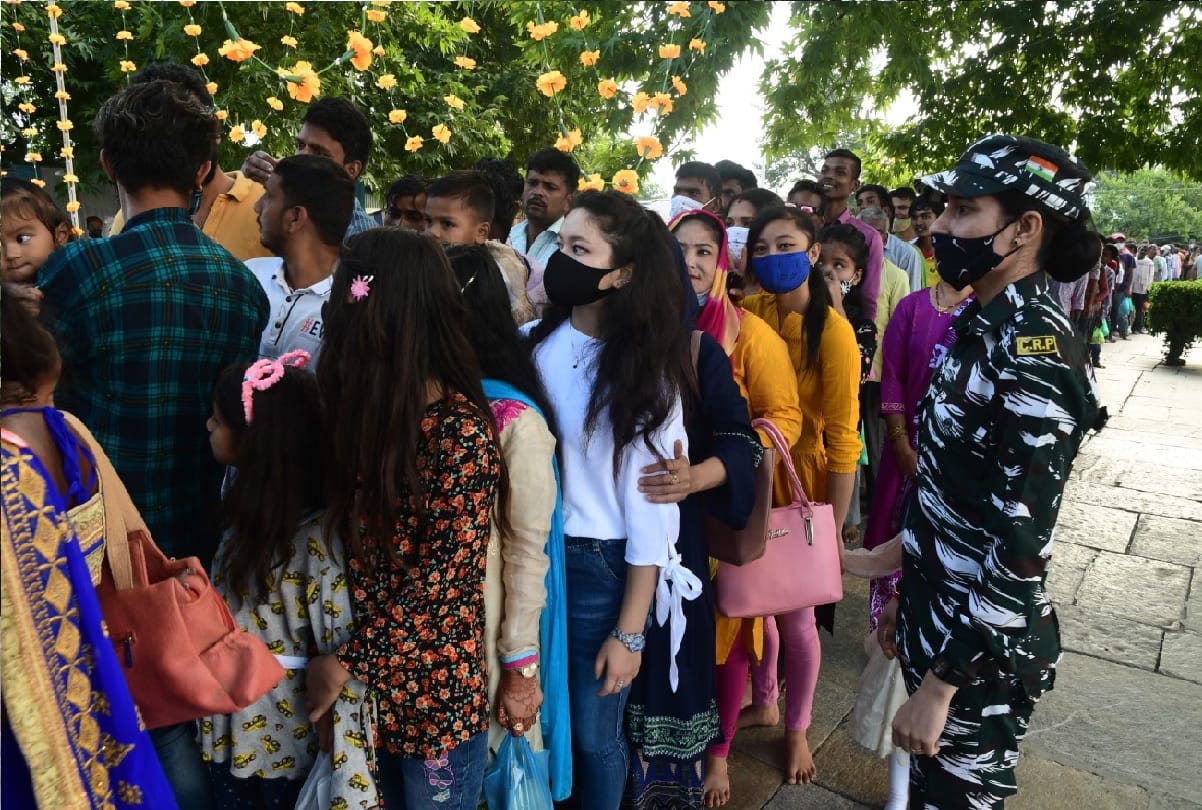 Raksha Bandhan Thousands of devotees visits Shankaracharya Temple on occasion of Raksha Bandhan and Security forces celebrated Rakshabandhan in jammu and kashmir