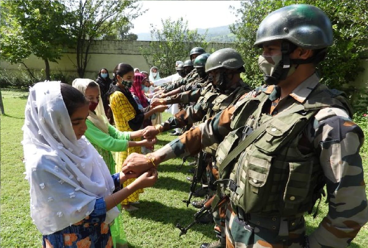 Raksha Bandhan Thousands of devotees visits Shankaracharya Temple on occasion of Raksha Bandhan and Security forces celebrated Rakshabandhan in jammu and kashmir