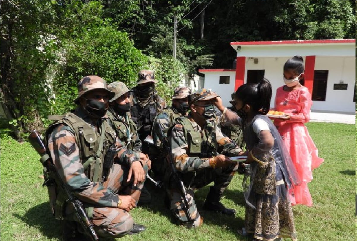 Raksha Bandhan Thousands of devotees visits Shankaracharya Temple on occasion of Raksha Bandhan and Security forces celebrated Rakshabandhan in jammu and kashmir