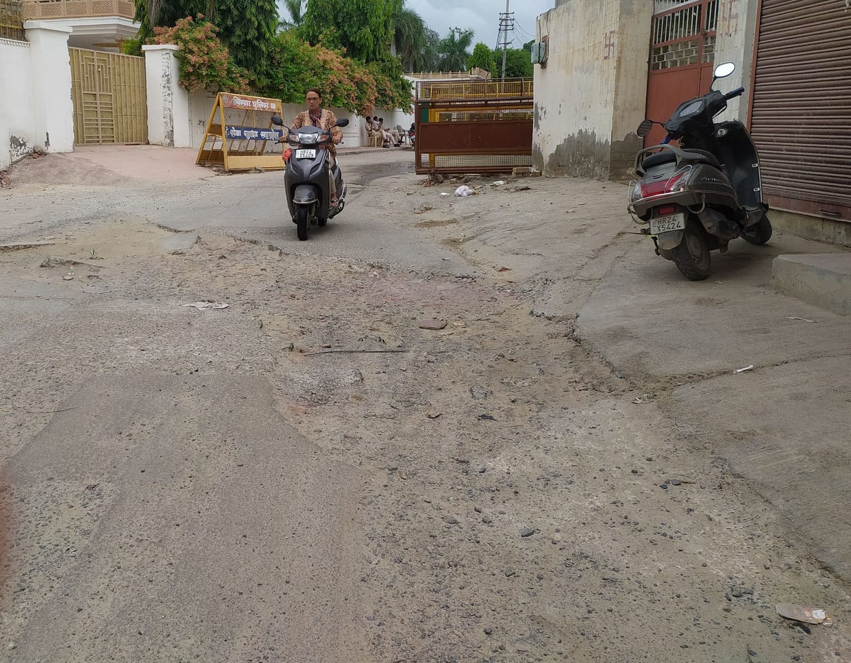 The road leading to the residence of the Deputy Chief Minister and Power Minister changed in the pits