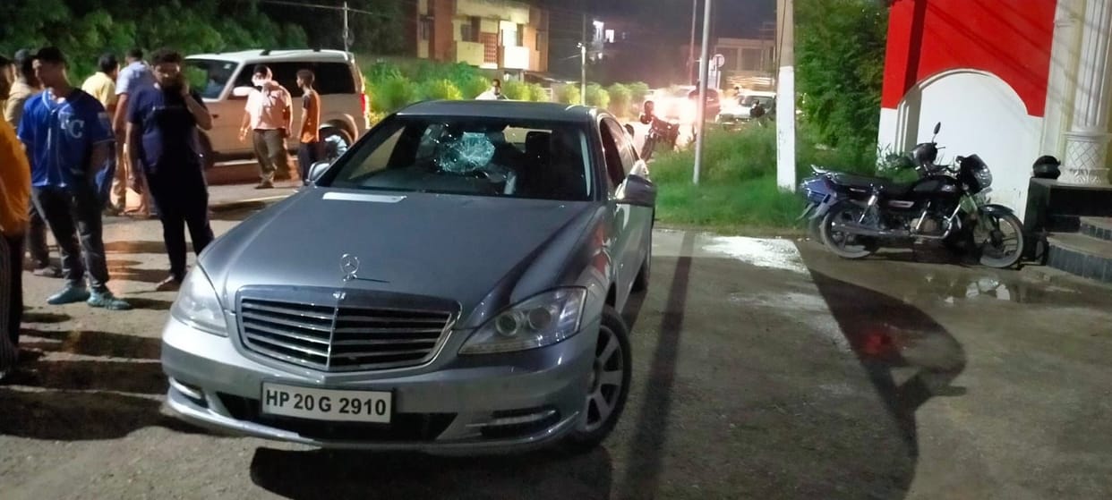 Luxury car broke from hockey stick  in Una