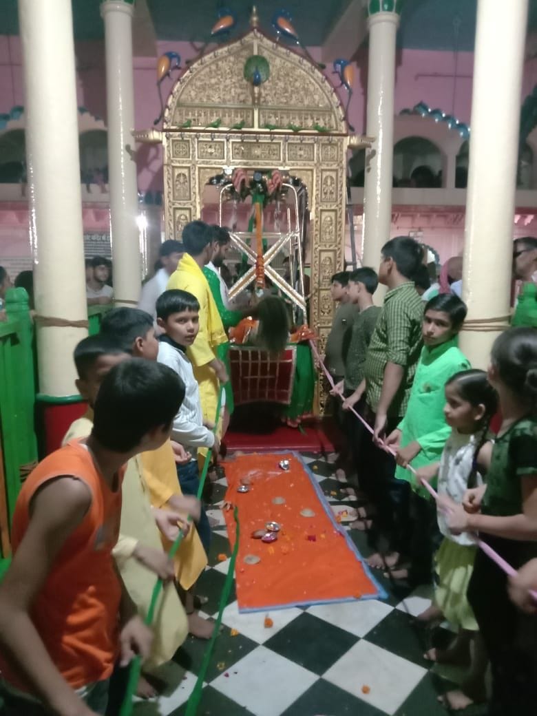 Mathura: Crowd gathered to see Dauji's carousel