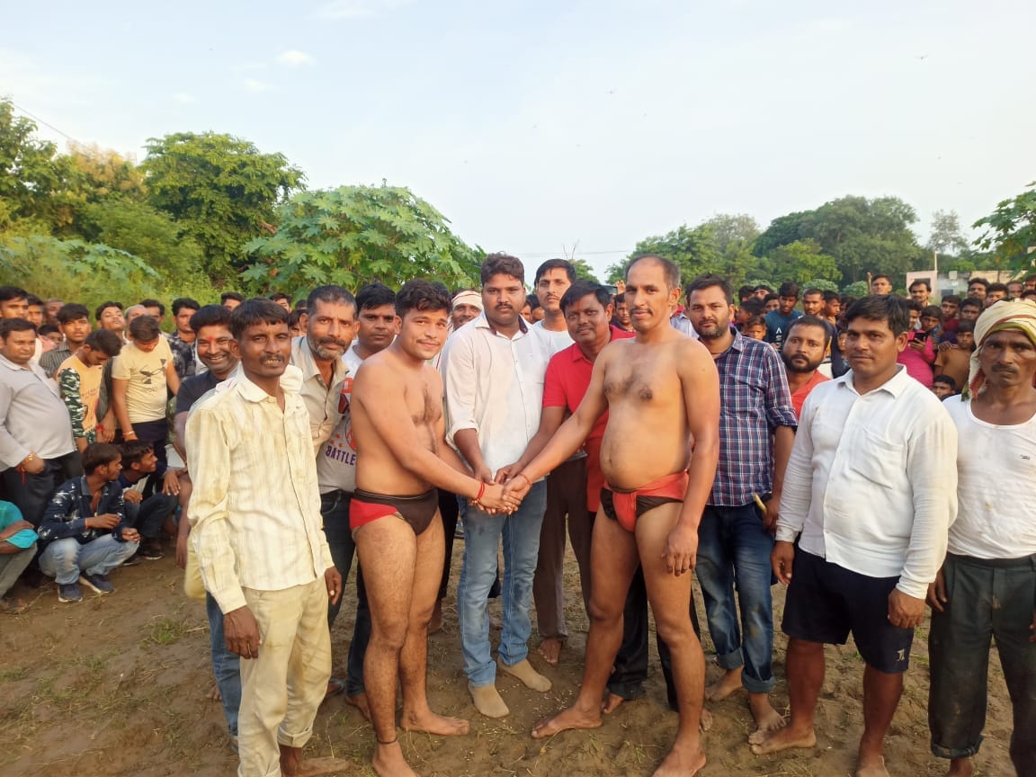 etawah news,Mukesh Babu of Kokavali won the flag wrestling