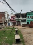 6. सुल्तानपुर के खैराबाद मोहल्ले में जर्जर पोल पर लटक रहा विद्युत तार।