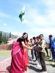 कश्मीरी युवाओँ को राखी बांधती पुणे से आई महिलाएं।