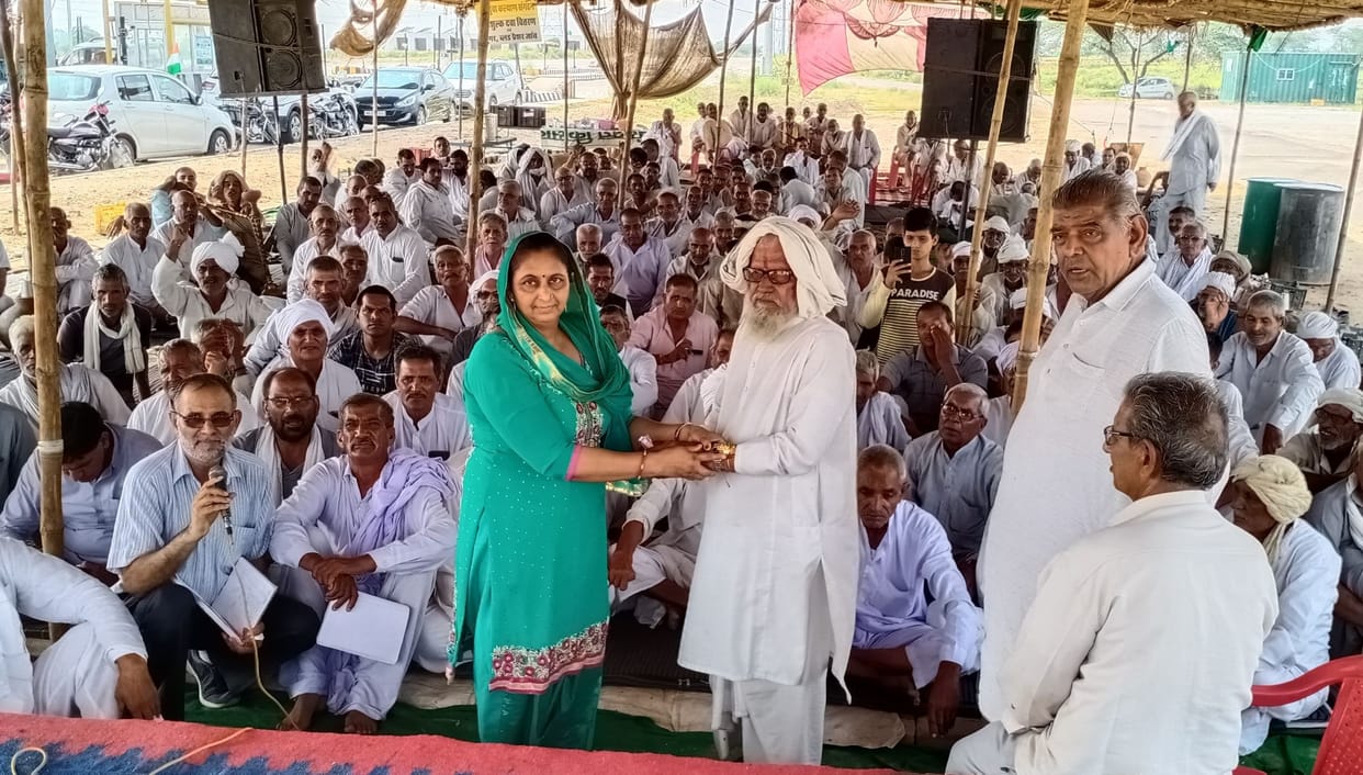 Women celebrated the festival of Rakhi dam to the farmers at the protest site