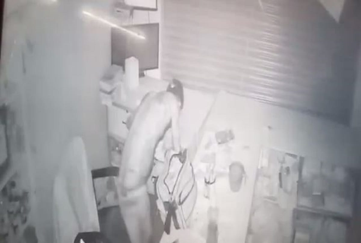 half pants wearing Thieves Entered in shop and stolen cash from counter in sonebhadra near robertsganj police post