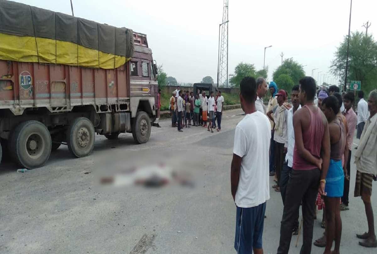 road accident near sonebhadra over speed vehicle trampled truck driver who  sleeping on roadside died before reaching hospital