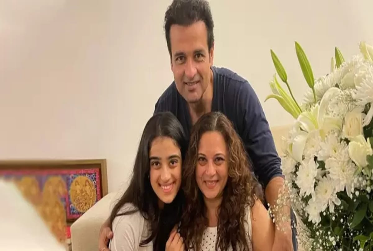 rohit roy daughter kiara video viral which she cries at airport