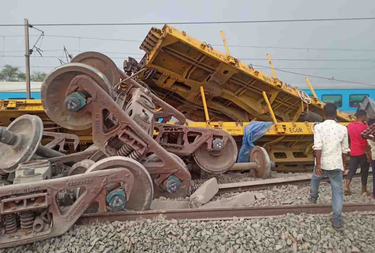 Etawah: 20 wagons of goods train overturned