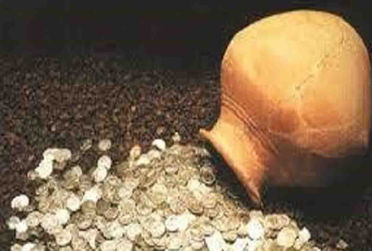 Kannauj UP News: pitcher filled with coins found in the excavation in kannauj