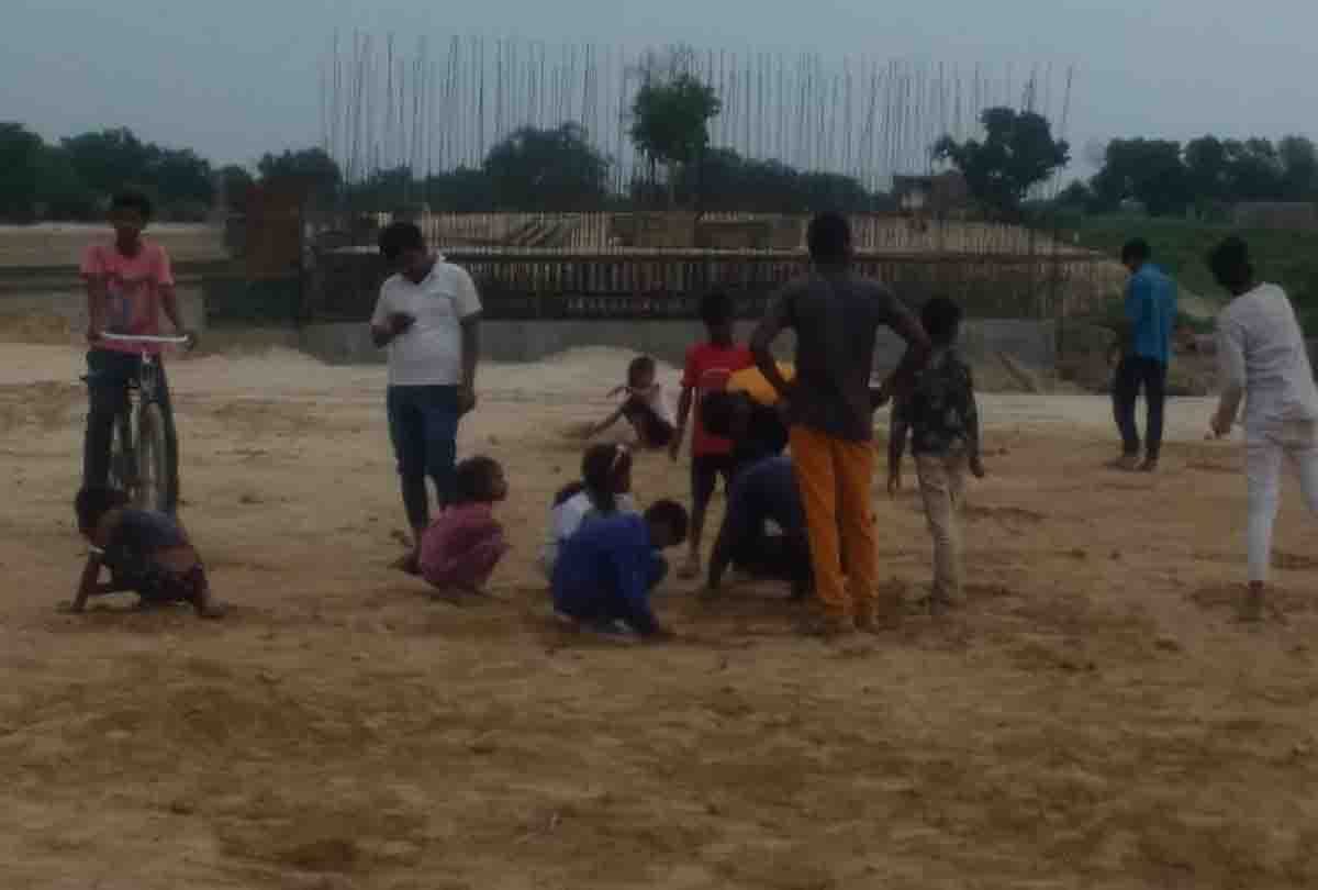 Kannauj UP News: pitcher filled with coins found in the excavation in kannauj
