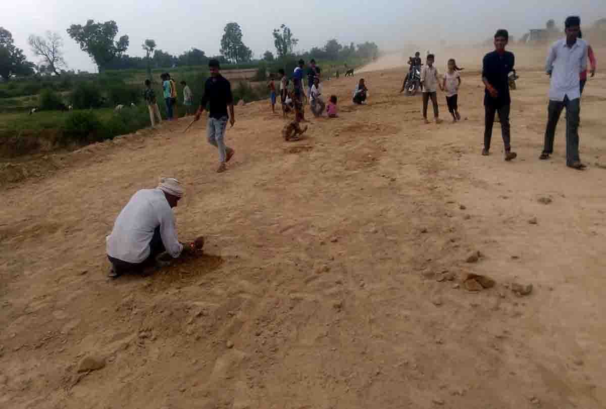 Kannauj UP News: pitcher filled with coins found in the excavation in kannauj
