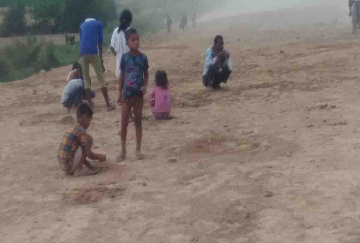 Kannauj UP News: pitcher filled with coins found in the excavation in kannauj