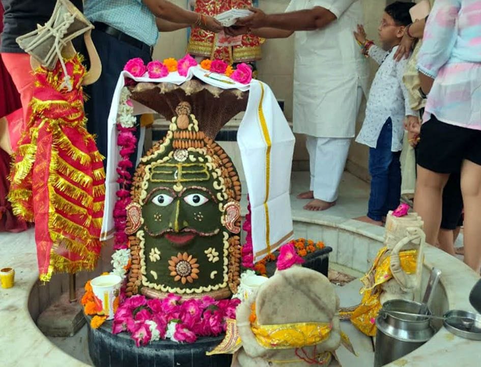 Bholenath's makeup done with hemp and dry fruits