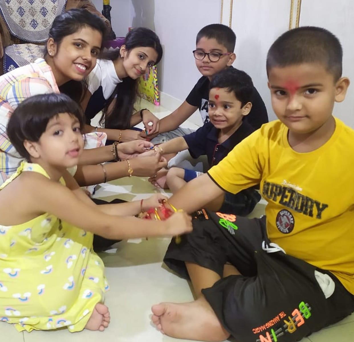 Sisters tied Rakhi on the wrists of brothers, brothers gave gifts by promising to protect