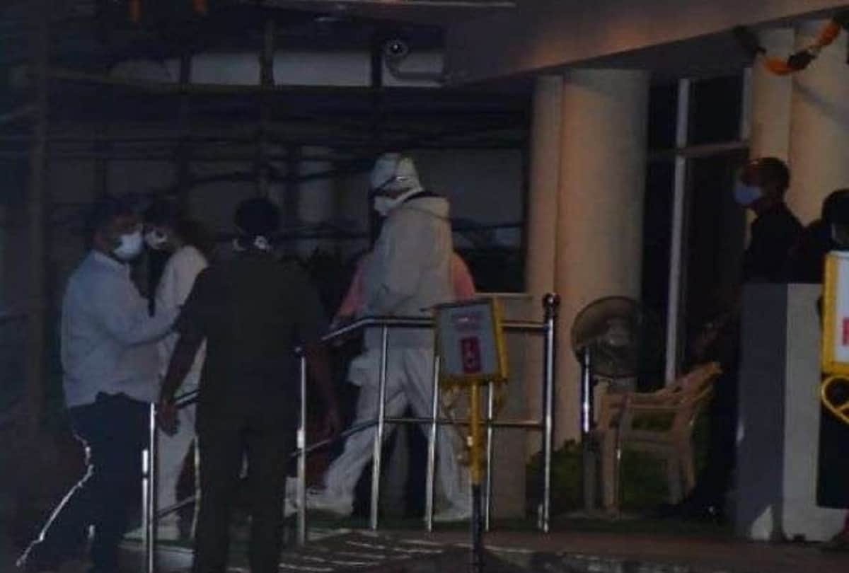 Amitabh Bachchan and Shweta Bachchan visit Abhishek Bachchan at the hospital after the latter was admitted due to an injury