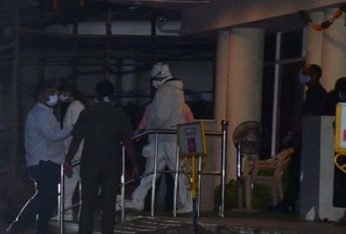 Amitabh Bachchan and Shweta Bachchan visit Abhishek Bachchan at the hospital after the latter was admitted due to an injury