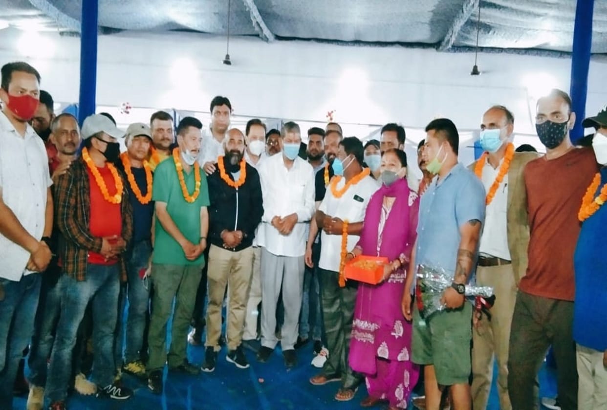 Afghanistan crisis: residents of dehradun who returned from Afghanistan were emotional to meet their loved ones