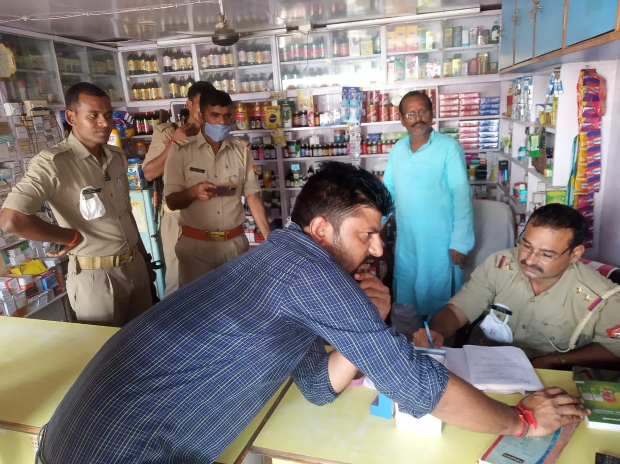 Thief entered the shop wearing half pants, one lakh blown, incident caught on camera