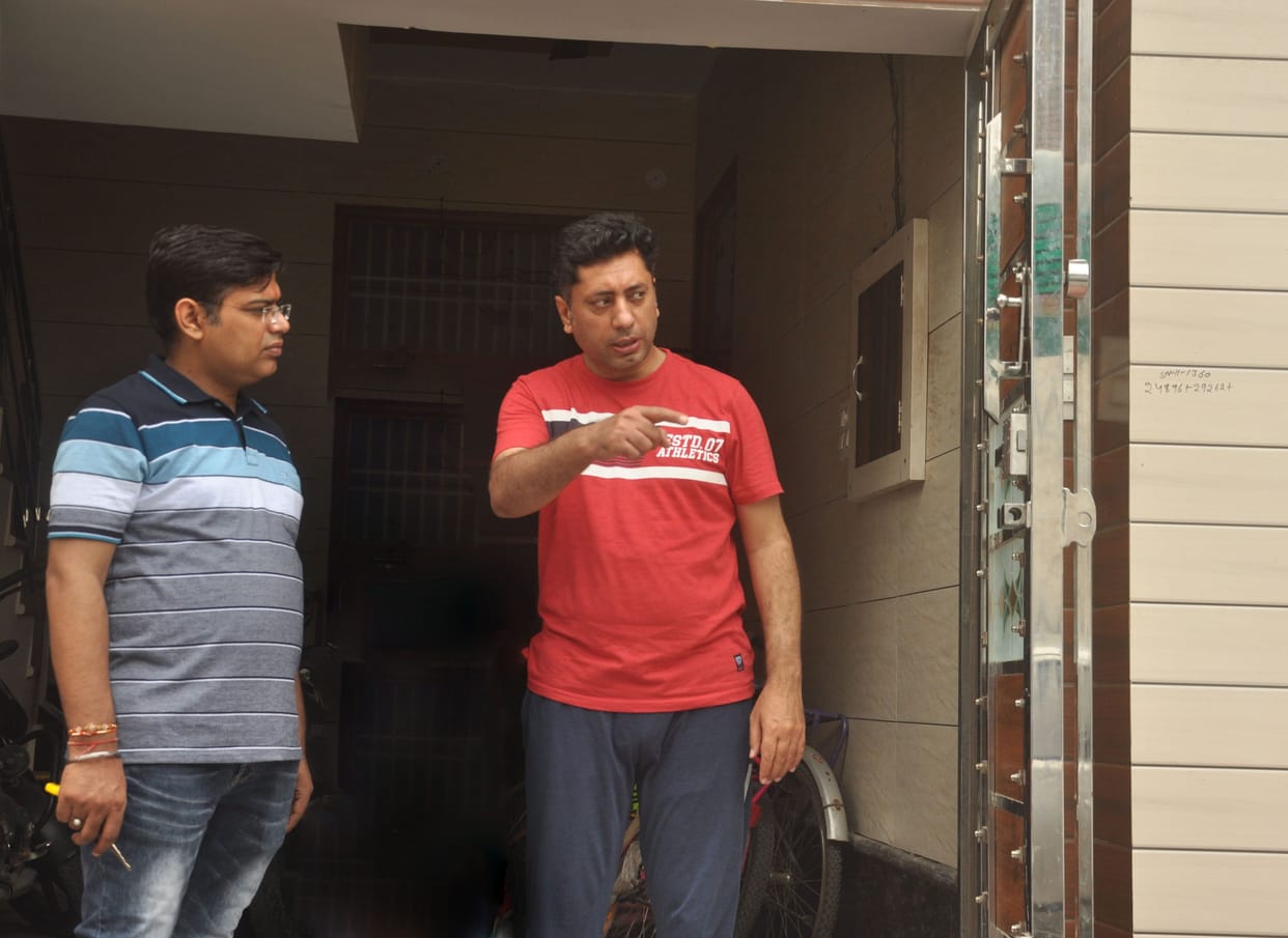 In Mansarovar Colony, the masked men took away jewelery worth 4.5 lakhs by pointing a pistol at the daughter of a bank officer