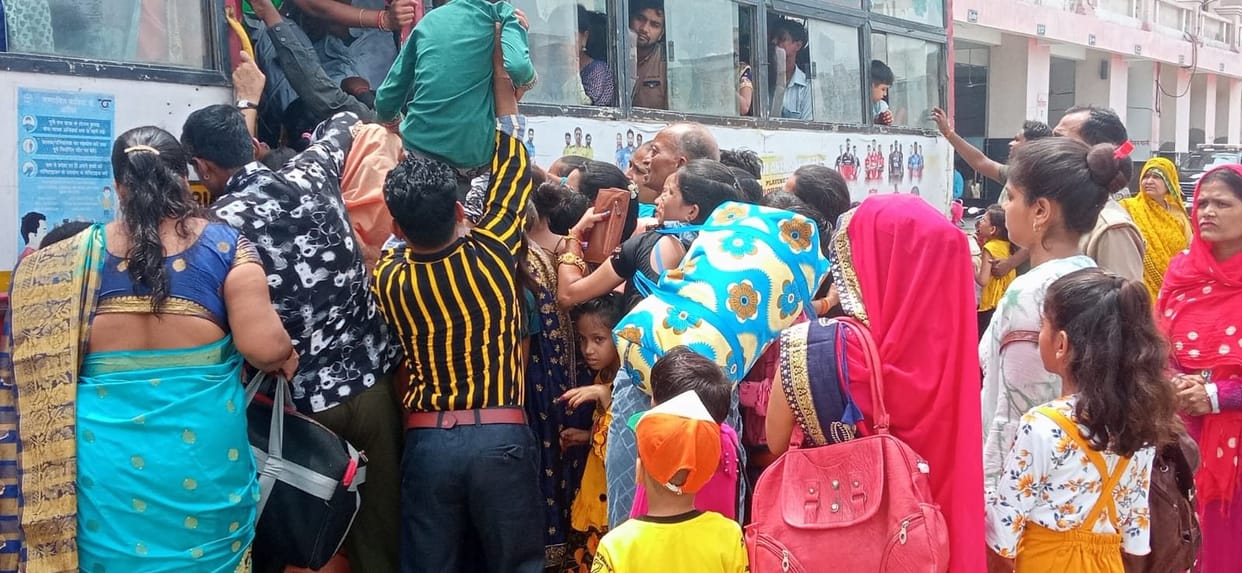 Hathras: Crowd gathered in buses and trains on Rakshabandhan