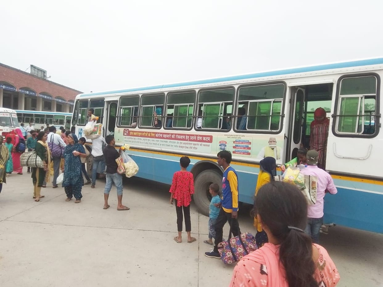 jhajjar bahadurgarh news,The operators of private buses apologized, returned the fare