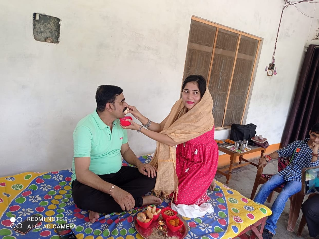 Afghanistan crisis Jaunpur resident mayank kumar singh  returned home who  stranded in kabul steel factory  tears of happiness spilled from eyes