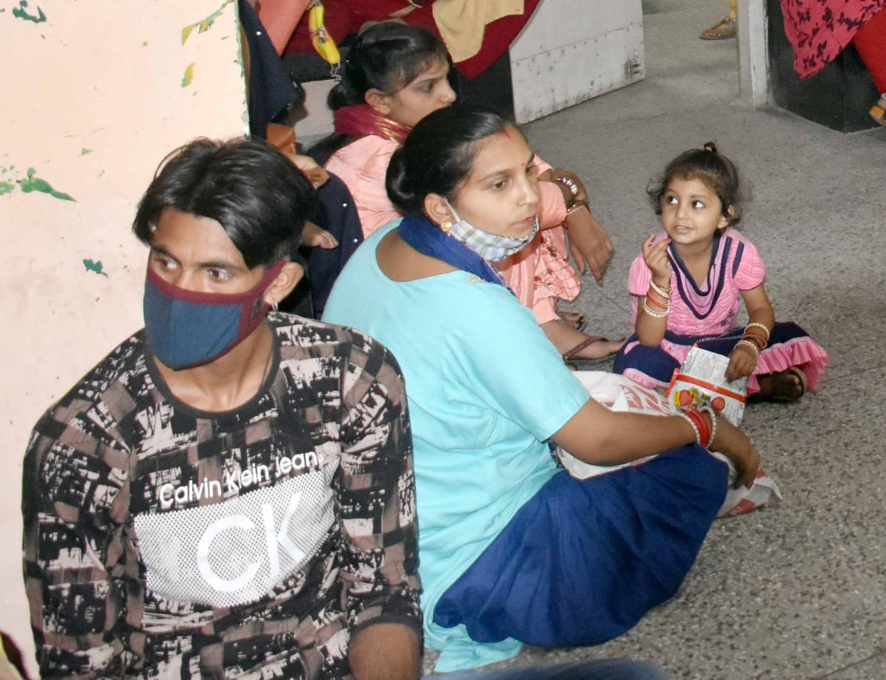 pregnant women forced to sit on the floor in una hospital