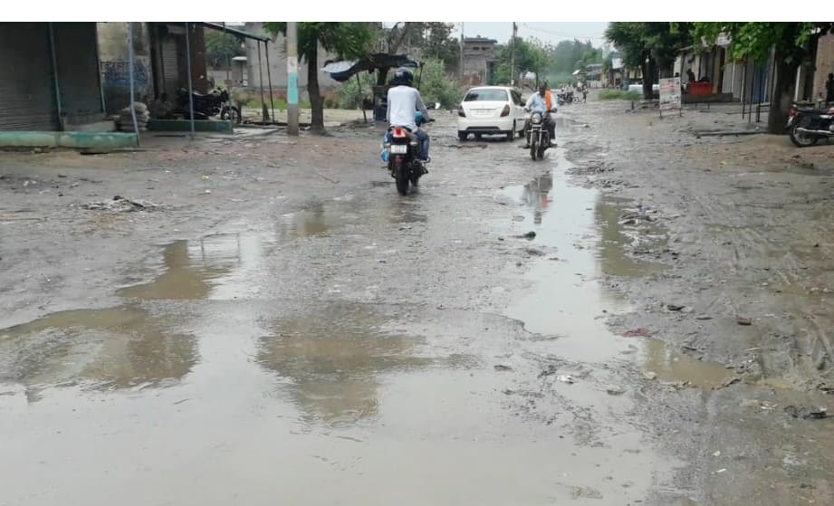 Link roads deteriorated due to rain, problems being faced by passers-by