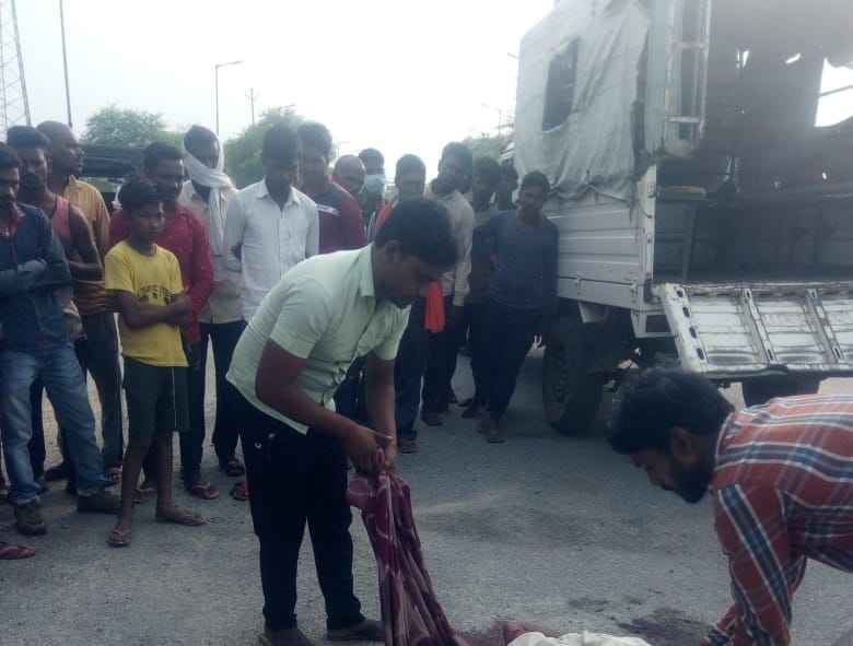 Truck driver sleeping on the road was trampled by an uncontrollable vehicle
