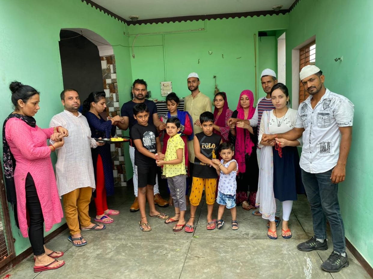 Muslim brothers tied defense thread with Hindu sisters