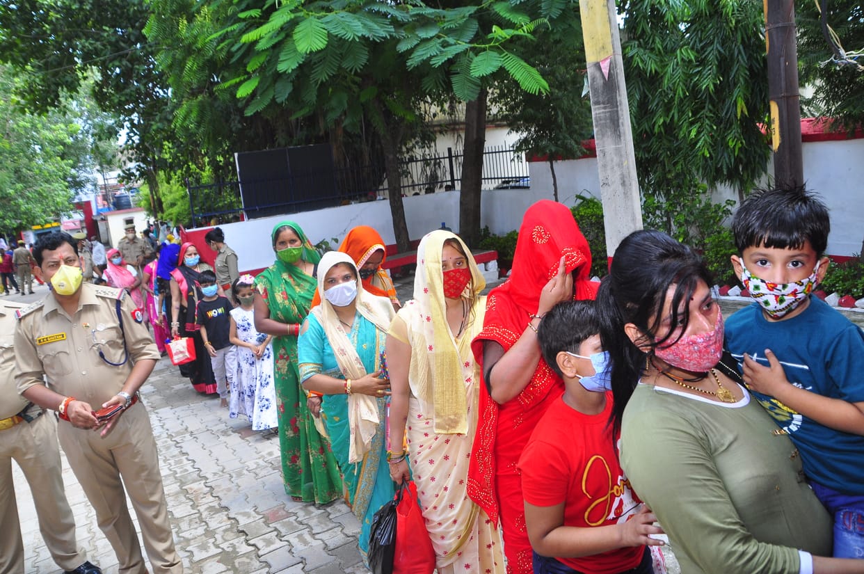 Sisters reached to tie rakhi to brother in jail
