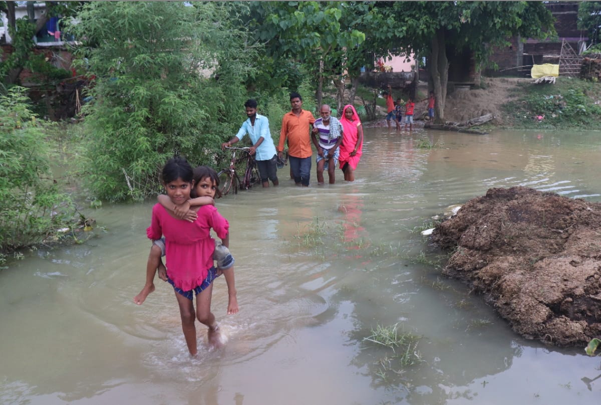 Flood in Gorakhpur population of 113 villages affected by flood