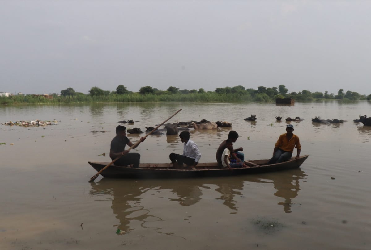 Flood in Gorakhpur population of 113 villages affected by flood