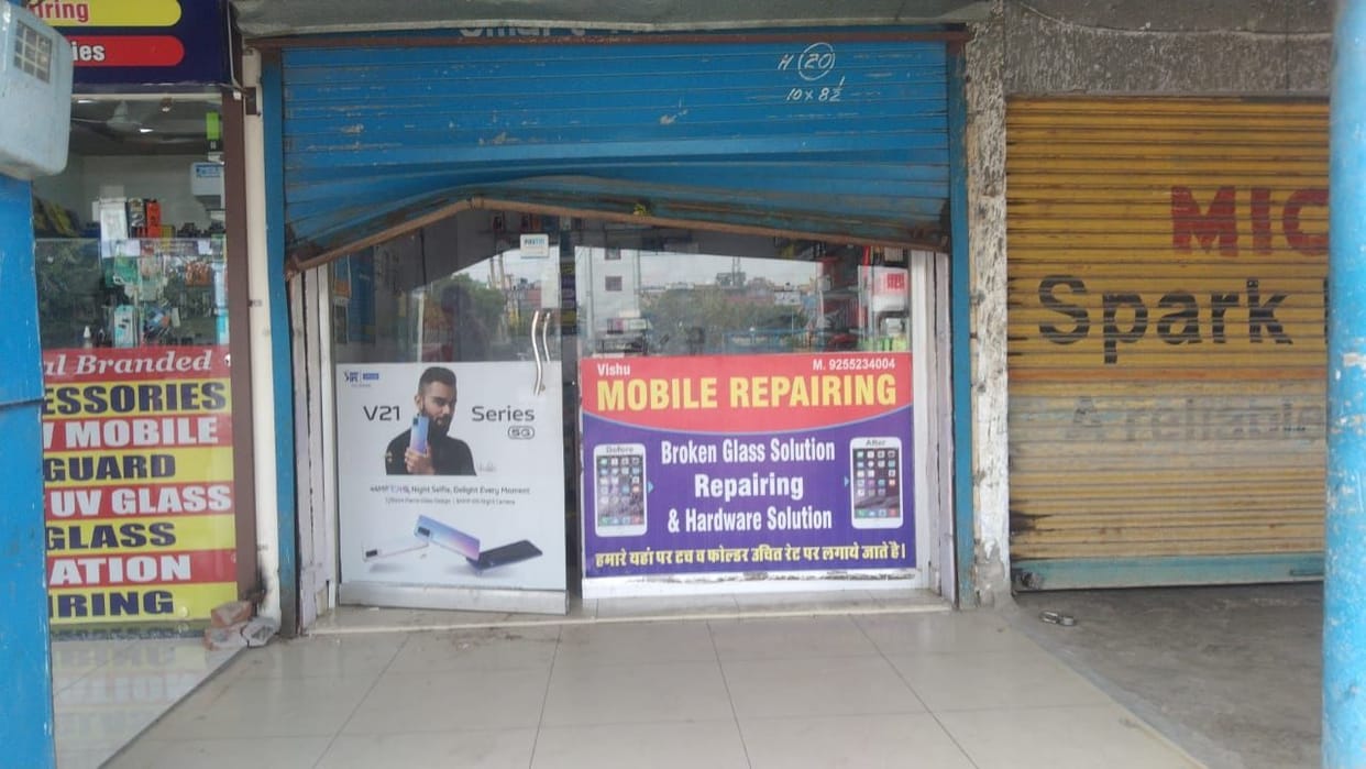 Thieves were furious with cash and mobile in four minutes from the shop 50 meters away from the police booth