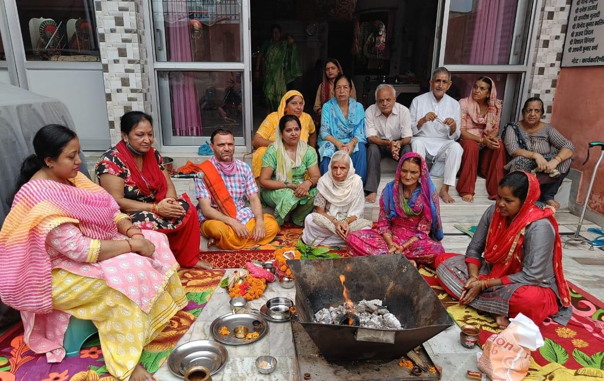 Devotees gathered in the pagodas on the last day of Sawan, the havan is distributed somewhere in the prasad of Kheer