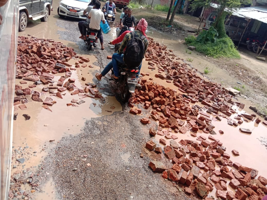 Walking on NH 31 is a risky job, there are deadly potholes everywhere