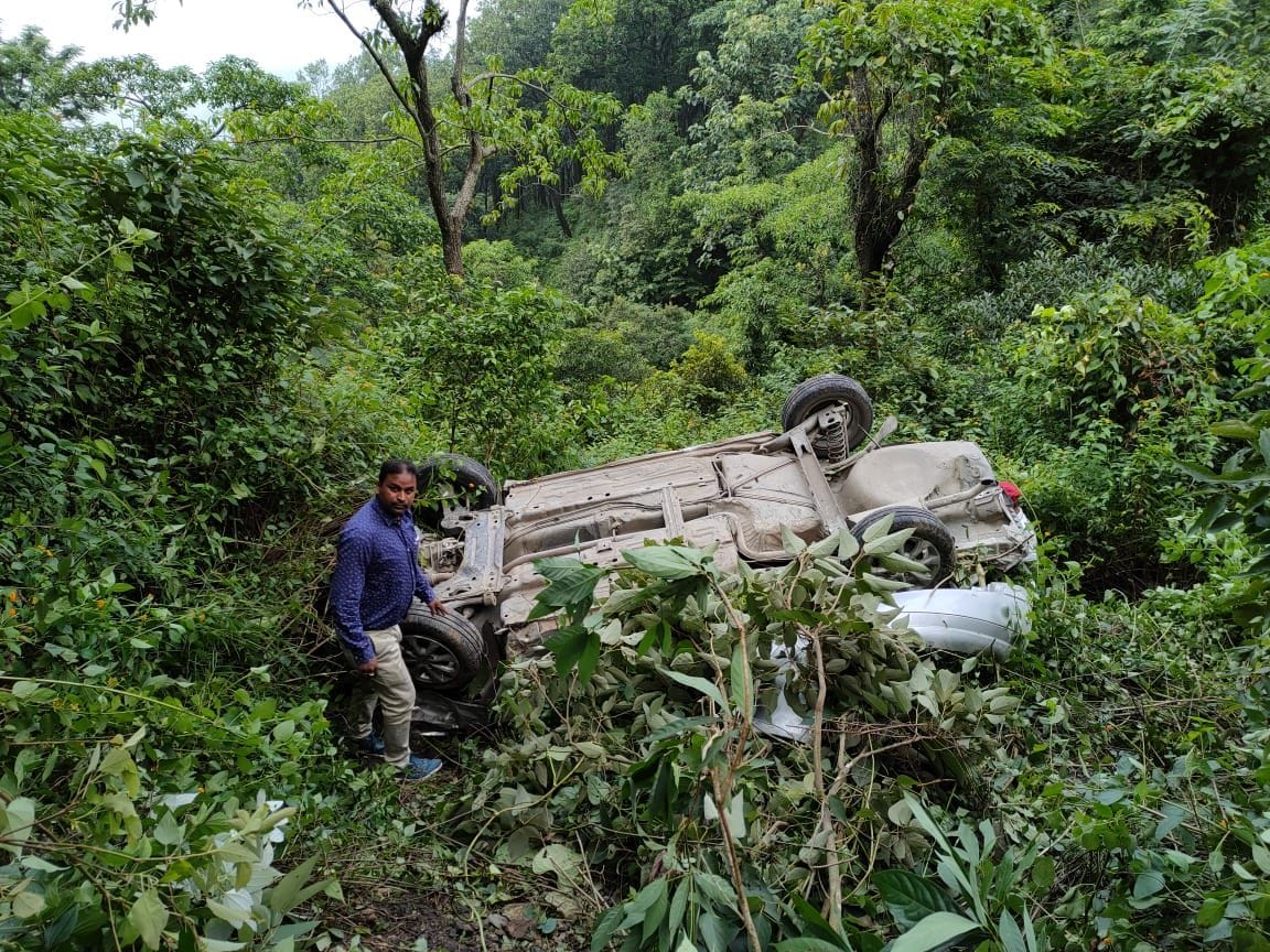 Swift DZire crashes in Talla Salt's Pathodiya, four passengers injured
